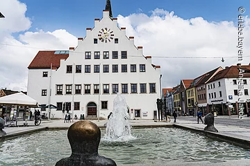 Rathaus mit Brunnen von Lothar Fischer