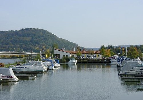 Motoryachtclub im Hafen